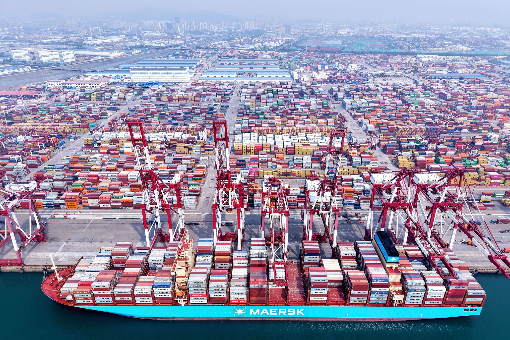 Çin’in dış ticareti dirençli bir büyüme sergiledi