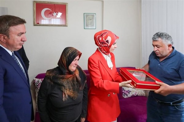 Bakan Göktaş’tan Erzincan’da şehit Ay’ın ailesine ziyaret