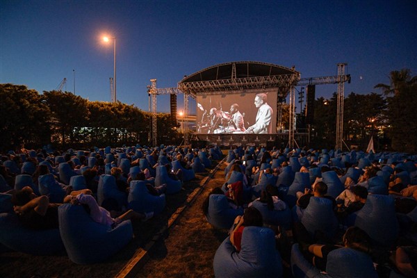 İzmir’de açık hava sinema gösterimleri başladı