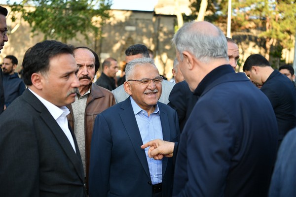 Büyükkılıç, bayram namazının ardından Kayserililerle bayramlaştı