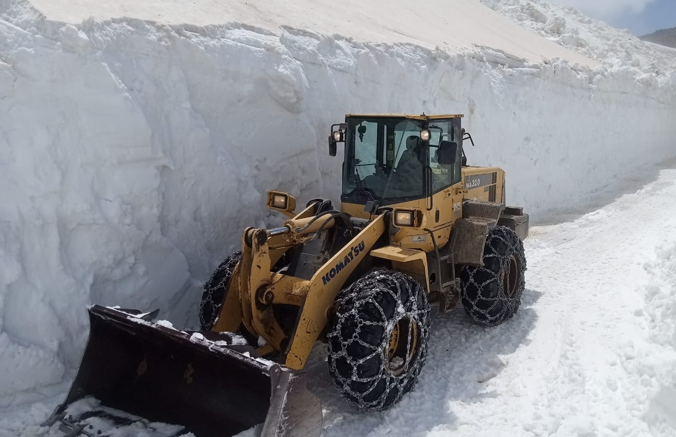 Trabzon’da yayla yollarındaki erimeyen karlar temizleniyor