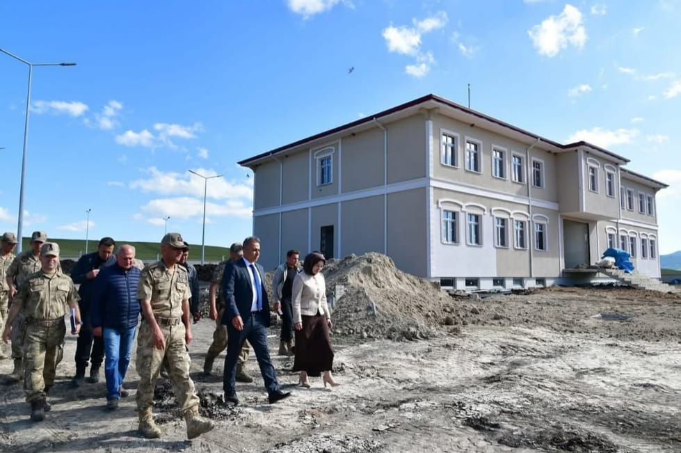 Vali Çiçek, Hanak İlçe Jandarma Komutanlığı inşaatında incelemelerde bulundu