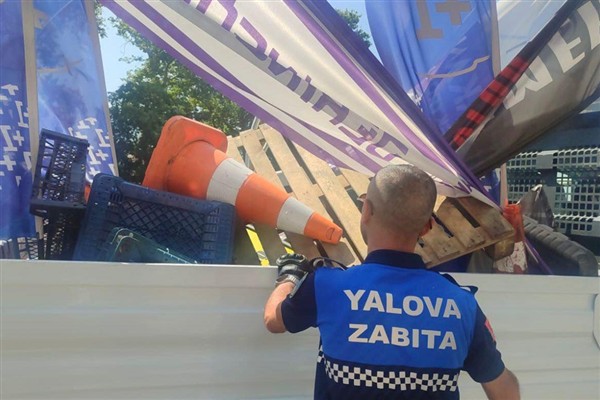 Kaldırım ve yol kenarlarına koyulan malzemeler toplandı