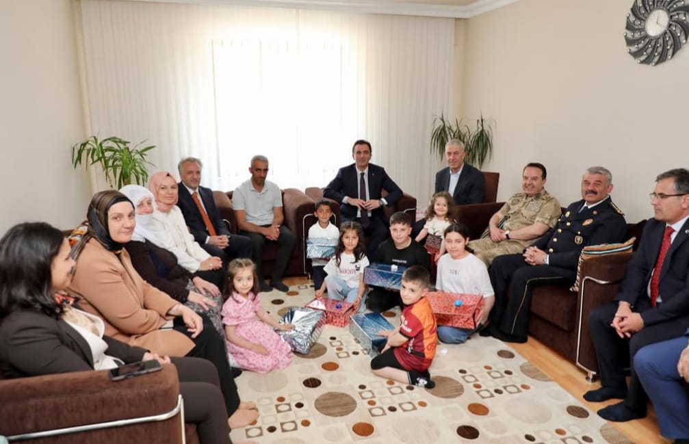 Bitlis Valisi Karakaya’dan şehit ailelerine bayram ziyareti