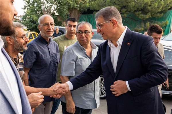 Başkan Tugay vatandaşlarla bayramlaştı