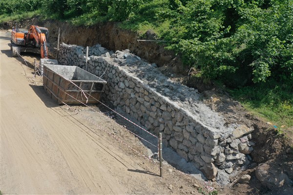Ordu Büyükşehir’den Akkise’de taş duvar çalışması