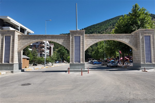 Ayazmana Mesireliği giriş takı yenilendi