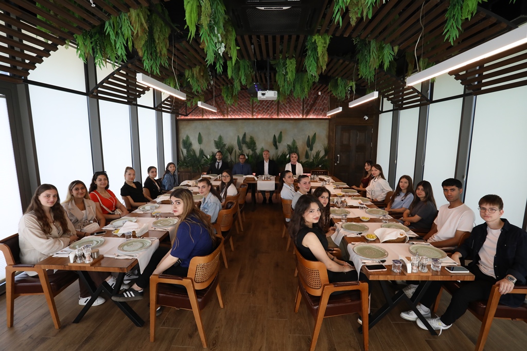 Başkan Taban, stajyer öğrencilerle veda sofrasında buluştu