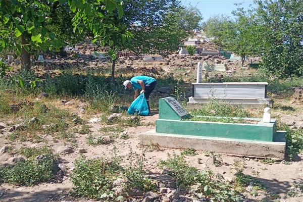 Kayapınar’da bayram öncesi mezarlık temizliği yapılıyor