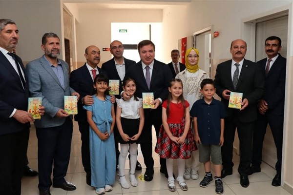 Erzincan Valisi Aydoğdu, öğrencilerin sevincine ortak oldu