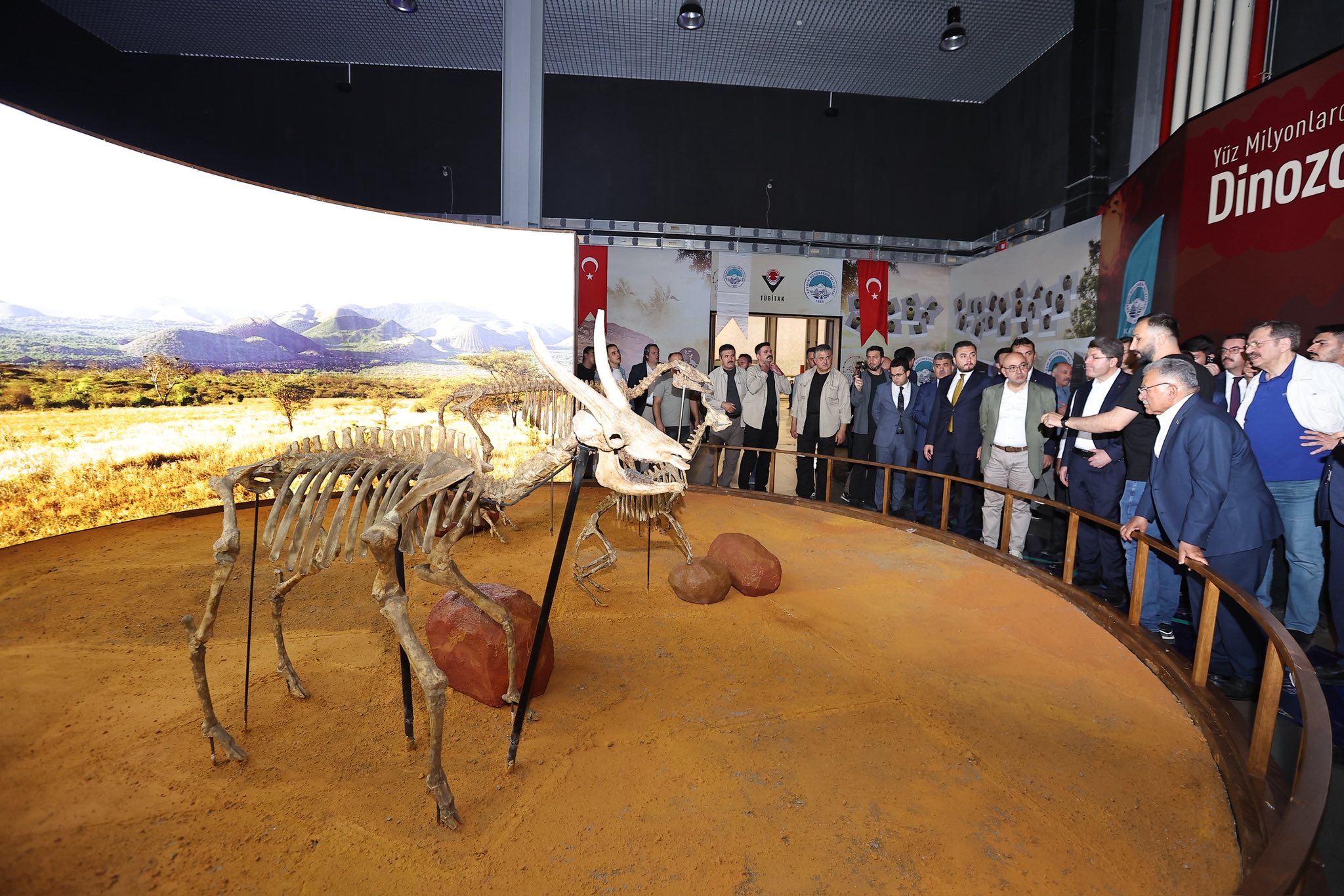 Başkan Büyükkılıç, Bakan Tunç’u 7,5 Milyon Yıllık Fosiller Sergisi’ni gezdirdi