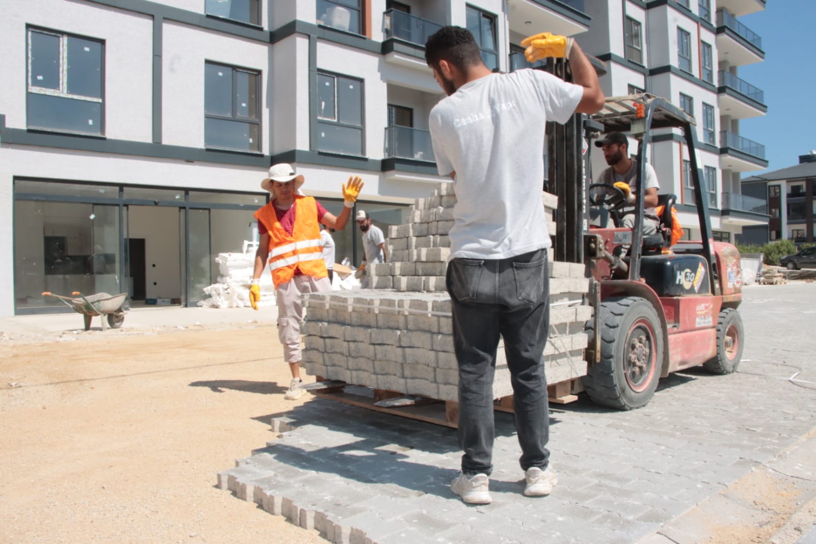 Yalova Belediyesi’nden parke yol ve kaldırım çalışması