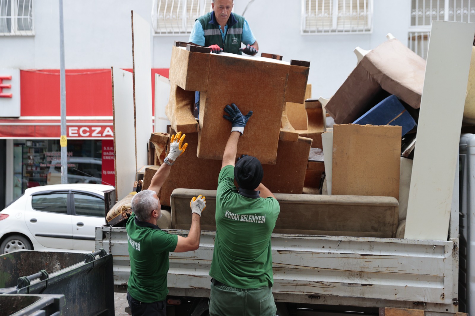 Konak’ta çevre ve görüntü kirliliğinin önüne geçiliyor