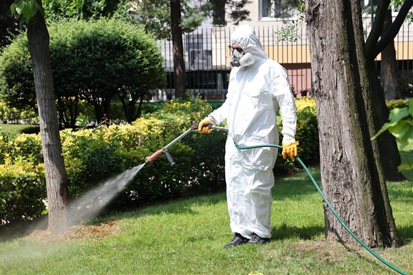 Bağcılar’da parklar ve yeşil alanlar ilaçlanıyor