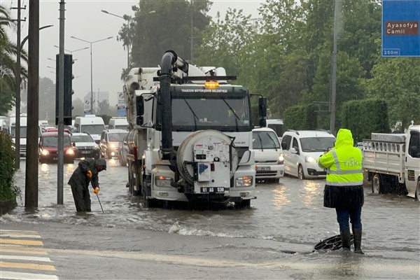 Trabzon Büyükşehir ekipleri, su taşkınlarına karşı çalışmalarını sürdürüyor