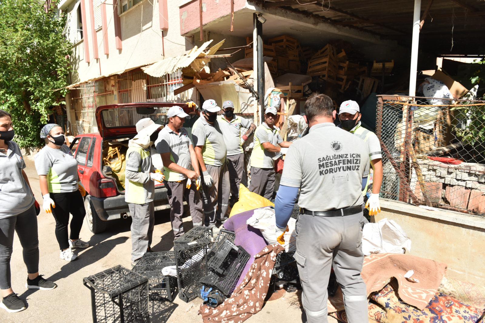 Kepez’de çöp apartman operasyonu: 20 kamyon çöp tahliye edildi