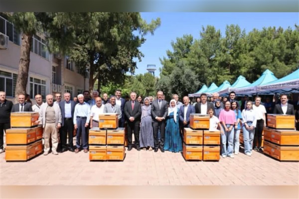 Mardin’de üreticilere arılı kovan dağıtıldı