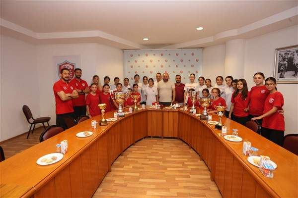 Başkan Yardımcısı Yalçın, Kepez’in şampiyon hentbolcularını tebrik etti