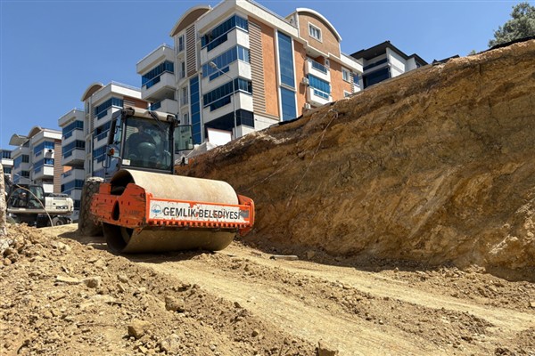 Gemlik’te yol açma ve düzenleme çalışmaları sürüyor