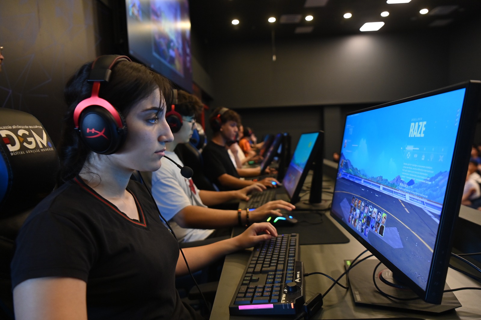 Gençlerden Dijital Gençlik Merkezi’ndeki eğitimlere yoğun ilgi