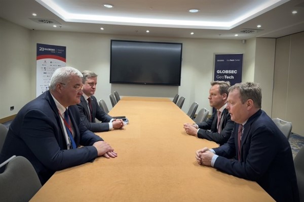 Sybiha, AGİT Ulusal Azınlıklar Yüksek Komiseri Kamp ile görüştü