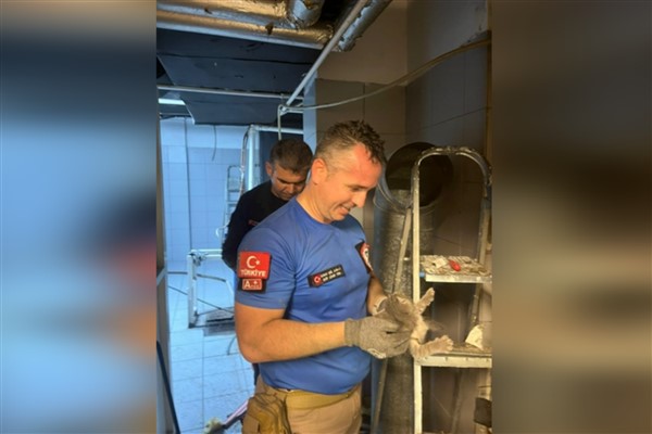 Çorlu AKE, havalandırma boşluğuna sıkışan yavru kediyi kurtardı