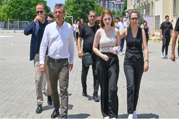 Özel, Ferdi Zeyrek’in kızı Nehir Zeyrek’e YKS sınavında eşlik etti