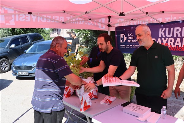 İzmit Belediyesi, mezarlıklarda binlerce fide dağıttı