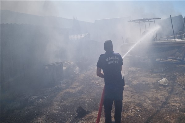 Büyükşehirden Bornova’daki yangına destek