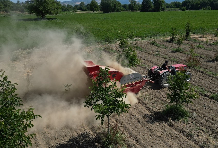 İnegöl Belediyesi’nden çiftçilere taş toplama aracı
