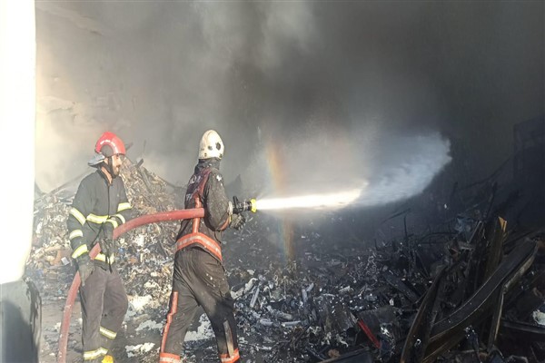 Şanlıurfa’da Mobilyacılar Sitesi’ndeki yangın için soğutma çalışmaları devam ediyor