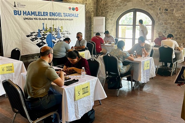 Görme engelli sporcular, satranç turnuvasında yarıştı