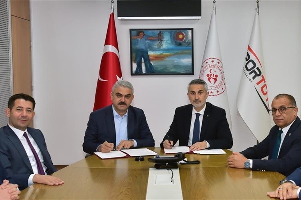 Pozantı’da Gençlik Merkezi ve halı saha yapımı için protokol imzalandı