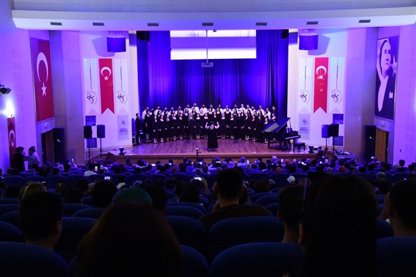 Osmaniye Belediyesi Çok Sesli Korosu’ndan konser