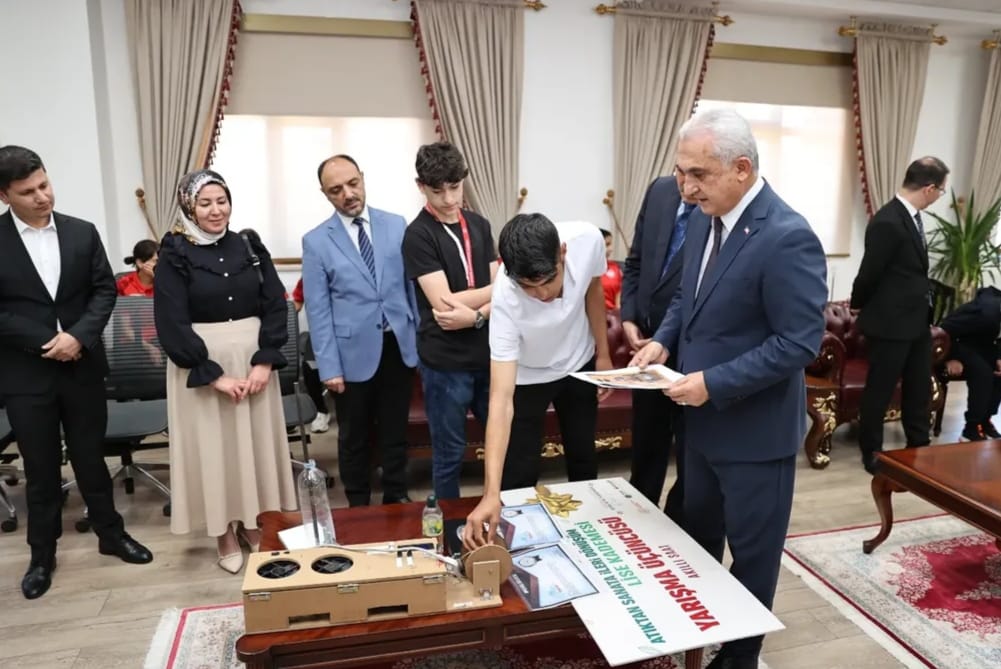 Muş Valisi Çakır, başarılı öğrencileri makamında ağırladı