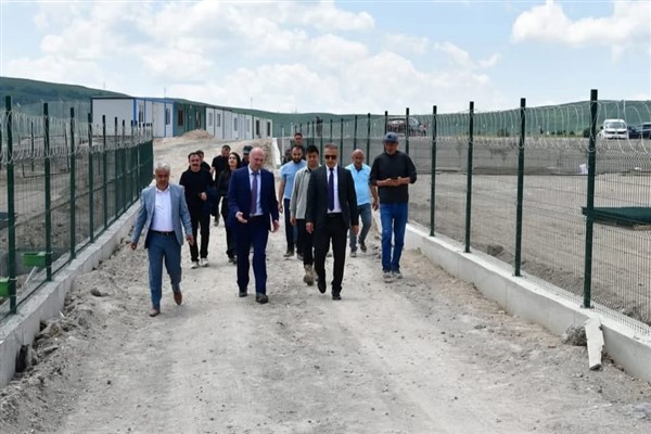 Vali Çiçek, sokak hayvanları barınağında inceleme yaptı