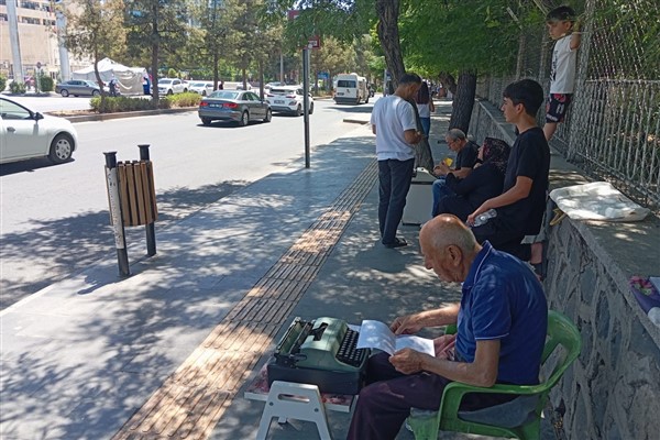 Arzuhalci Tanöver, Diyarbakır Adliyesi önünde 30 yıldır dilekçe yazıyor