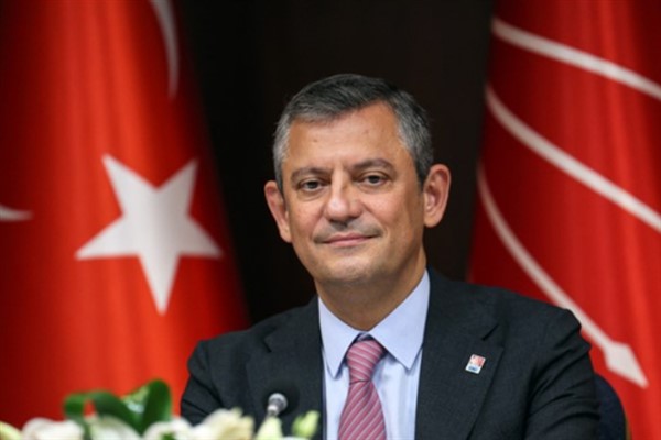 Özel, Manisa’da bayram namazı kıldı ve şehit aileleriyle bayramlaştı