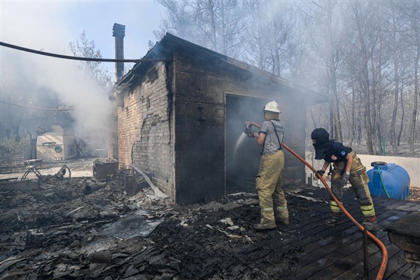 Bornova Yakaköy’de yangınla mücadele sürüyor