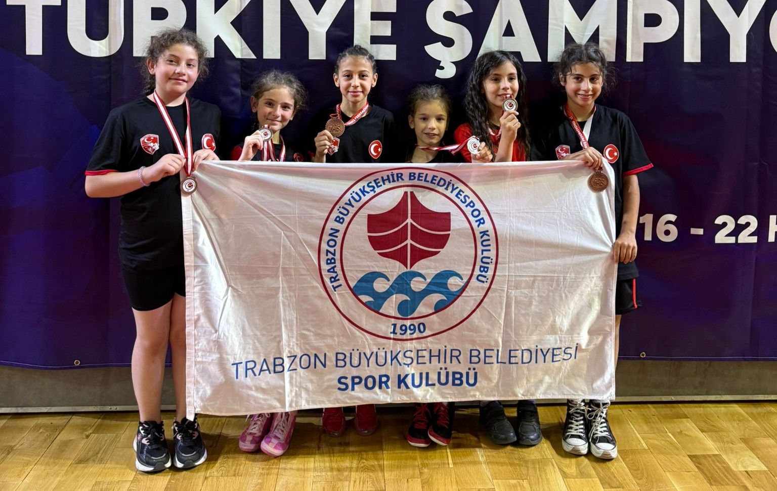 Trabzon Büyükşehir Belediyespor Kulübü sporcularından madalya