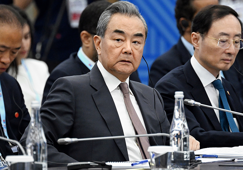 Çin Dışişleri Bakanı Wang, İranlı ve İsrailli mevkidaşlarıyla görüştü