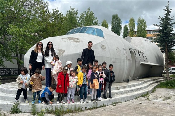 Anaokulu öğrencilerinin plenetaryum gezisi