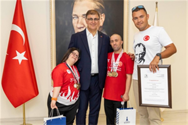 Başkan Tugay, Uuuslararası başarı kazanan sporcuları ağırladı