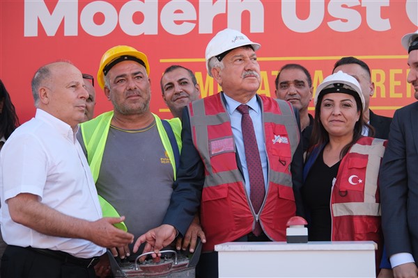 Adana’da yürüyen merdivenli yaya üst geçidinin temeli atıldı