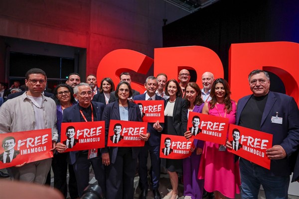 CHP Genel Başkanı Özel, SPD kongresinde konuştu