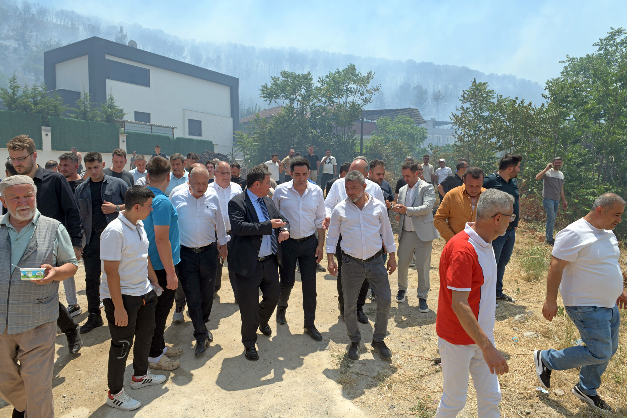 Başkan Aydın, İsmetiye’deki yangın bölgesinde