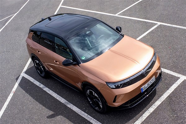 Opel, panoramik cam tavan seçeneğini müşterilerine sunuyor