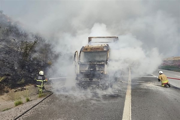 Erzin Otobanı’nda araç yangını