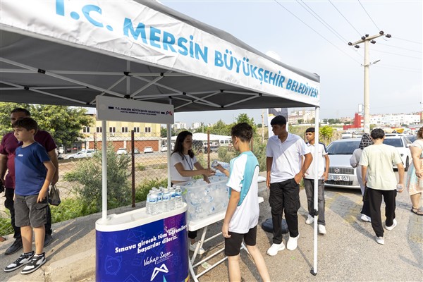 Büyükşehir, LGS sınavına girecek öğrencilere su ikram etti