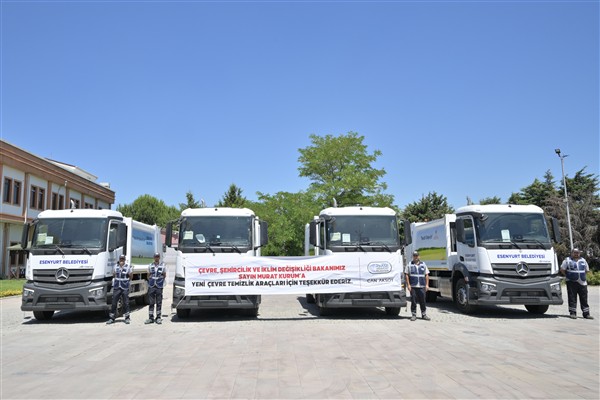Bakan Kurum’dan Esenyurt’a temizlik desteği: 8 yeni atık aracı hibe edildi!